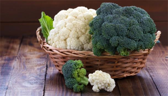 白色、綠色花椰菜，或球芽甘藍等十字花科蔬菜容易使屁增加。（圖片來源：shutterstock）