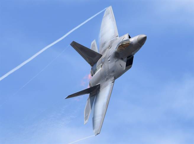 一架美國空軍F-22戰機6月30日在阿拉斯加州愛爾門道夫與李查遜聯合基地（JointBase Elmendorf-Richardson）的開放日活動中，展現飛行技術的畫面。（美國空軍）