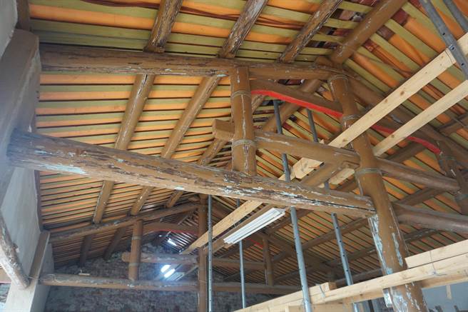 江家宗祠堂为木造闽式建筑，前年0206台南大地震造成墙面龟裂，厂商检视时发现屋顶梁柱也有裂开，或是年久腐朽不堪使用情形。（李其桦摄）