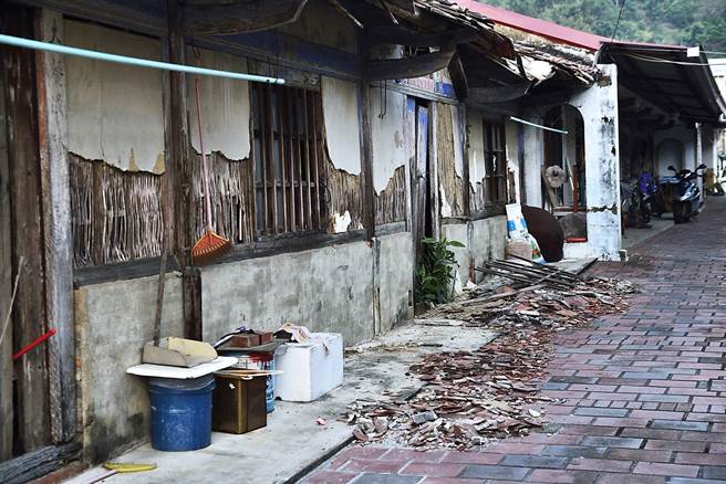 前年2月6日台南大地震，造成江家聚落14户民宅和歷史建筑宗祠堂受损。图为当时江家民宅墙面受地震波及破损落地。（江家聚落提供）