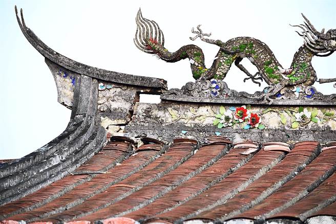 前年2月6日台南大地震，造成江家聚落歷史建筑宗祠堂受损，包括屋顶艺术剪粘和屋瓦脱落。（江家聚落提供）