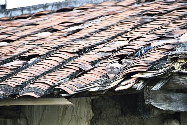 前年2月6日台南大地震，造成江家聚落歷史建筑宗祠堂受损，屋顶瓦片脱落严重。（江家聚落提供）