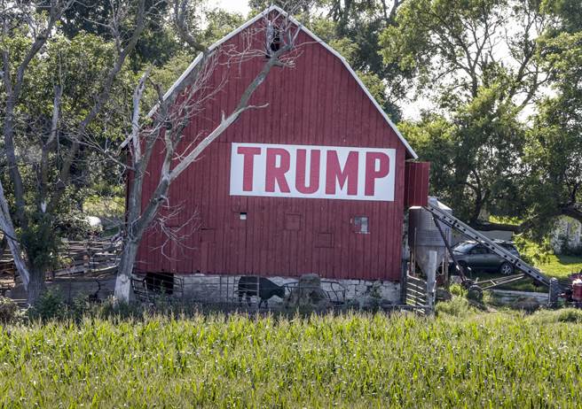 圖中一座位於內布拉斯加州農田旁的榖倉上，貼著川普名字的大型標語。美國農業州是支持川普當選總統的最大力量，也正因為如此，中國與加拿大等國對美國採取反制措施時首先針對農產品，希望增加川普選票上的壓力來改變其對外發動貿易戰的政策。（圖／美聯社）