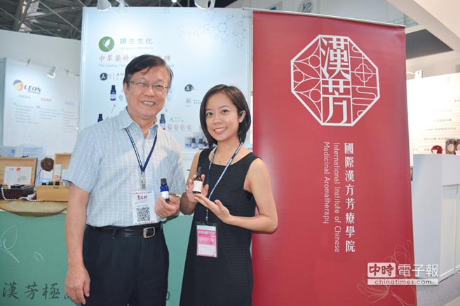 揚生生化科技創辦人蔡英傑教授（左）、揚生生化科技經理蔡恩加（右）攝於2018台北生技月展示會。圖／李水蓮