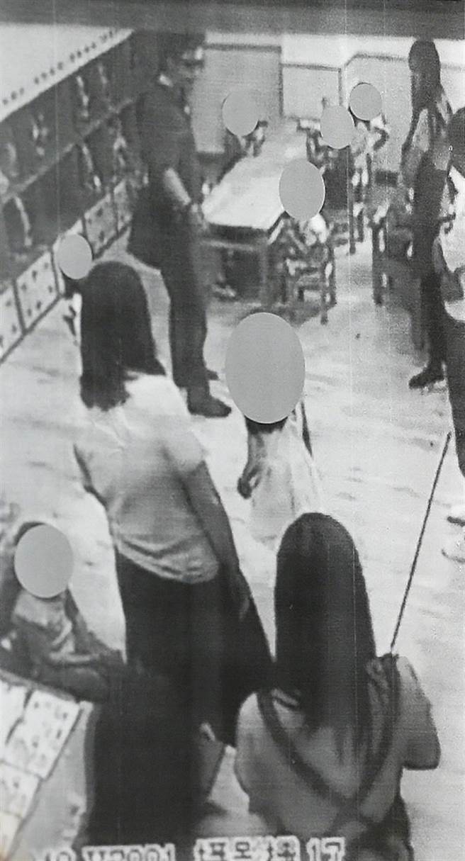 立法委員李麗芬日前接獲檢舉指出花蓮地檢署檢察官林俊佑利用職權，進入女兒就讀的幼兒園，要求老師退下後，厲聲質問小朋友誰欺負自己女兒。李麗芬26日與立委周春米舉行記者會，出示林俊佑（中，站立者）在幼兒園的相關畫面。（方濬哲翻攝）