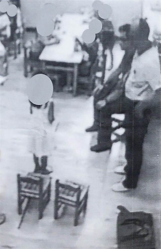 林俊佑（右側坐姿）坐中間，2警站在旁邊，猶如「升堂辦案」一般地審問幼童畫面。立法委員李麗芬26日與立委周春米舉行記者會，公布林俊佑闖幼兒園「辦案」影像。（方濬哲翻攝）
