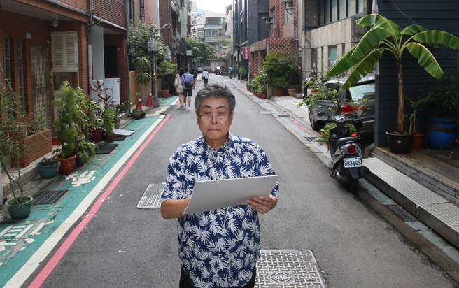 墨彩畫家藤井克之在台北街頭速寫。（陳君瑋攝）