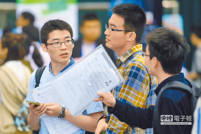 往年大学生涌进暑期实习招聘会，寻找适合自己的实习单位。（中新社资料照片）