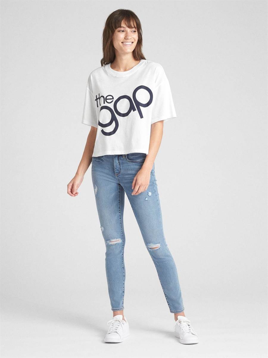 GAP的高識別度徽標，都是服飾界的經典icon，這次特地將70年代的LOGO重新印製，推出圓弧可愛的LOGO設計。（品牌提供）