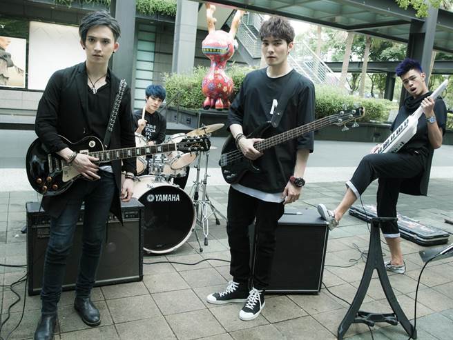 伟晋、陈大天、杨景涵、邱锋泽剧中组乐团。（华视）