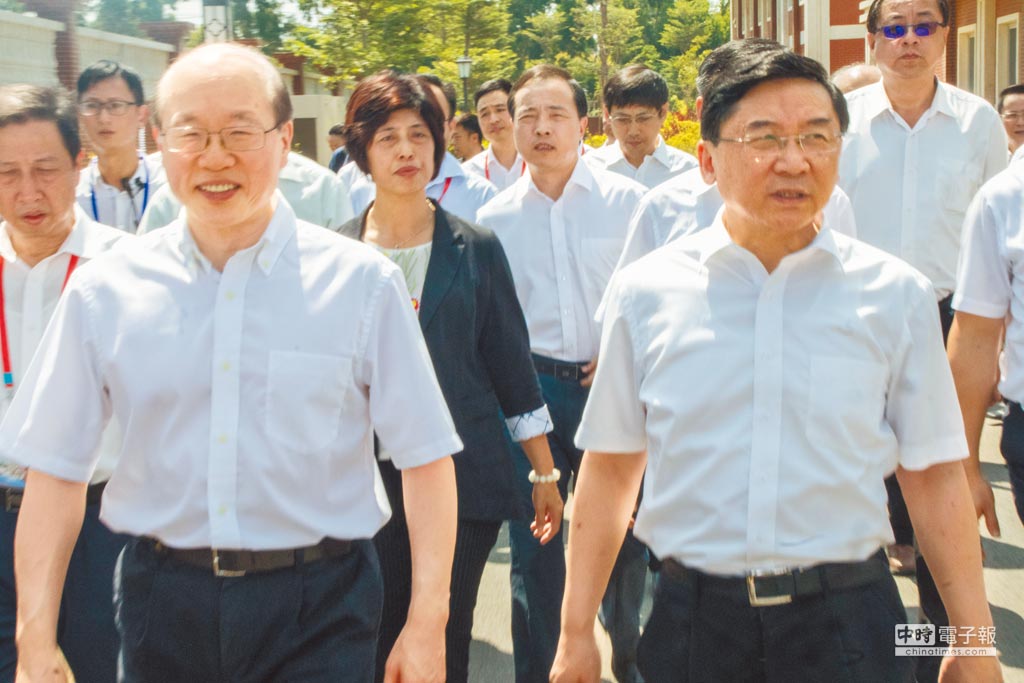 大陆国台办主任刘结一（左）认为金门不只新三通，更该全面互通，两岸一家人「亲戚越走越亲」。（记者吴泓勋摄）