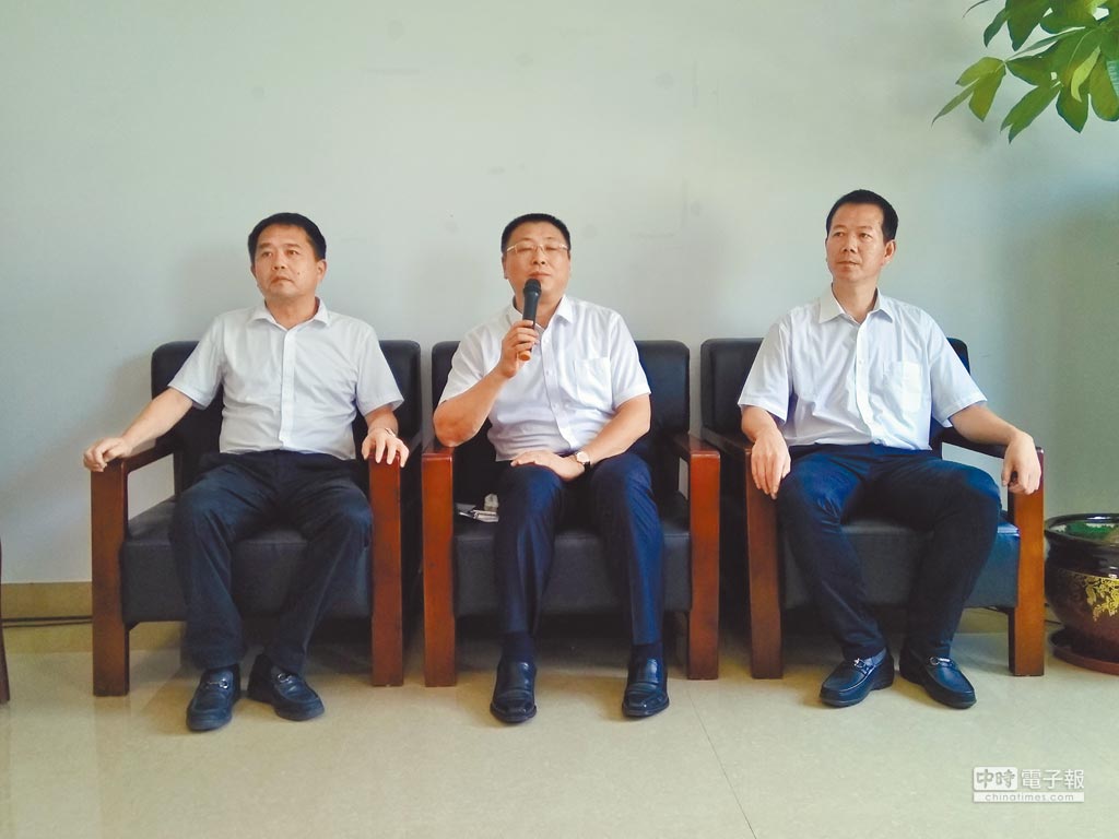 福建省水利厅党组书记、厅长赖军（中），福建省泉州市人民政府副市长肖汉辉（左）福建省晋江市人民政府副市长李志强（右）。（特约记者李宗衡摄）