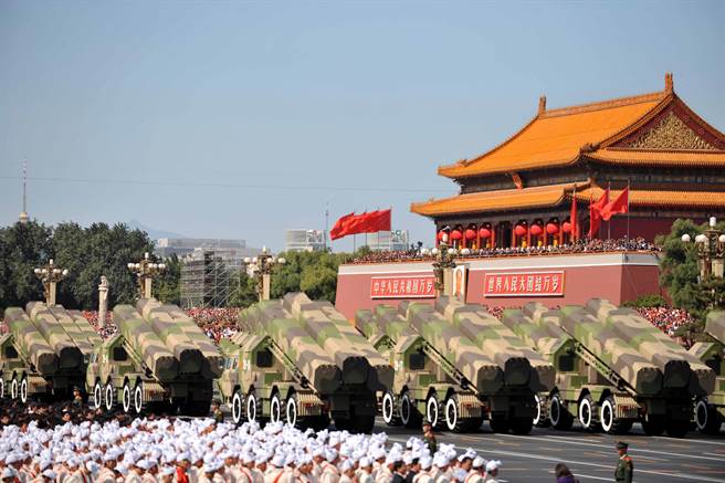 共軍長劍-10巡航導彈在中共慶祝60年國慶閱兵式列隊通過天安門廣場。（圖／新華社）