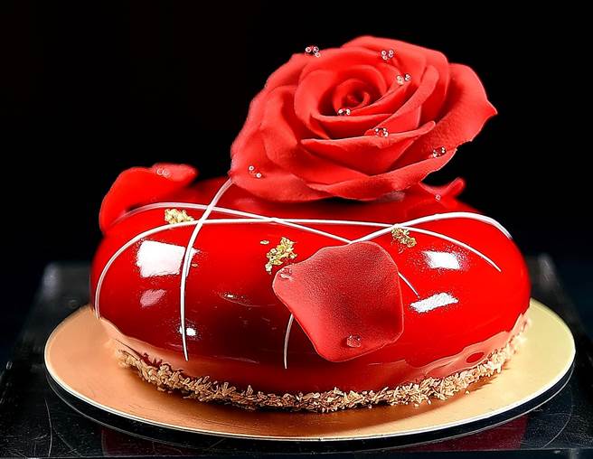 世界甜點冠軍陳立喆在〈L.Z.DESSART〉推出的手作藝術甜點〈緋紅〉，搶眼吸睛非常「視覺系」，內蘊草莓、覆盆子、玫瑰荔枝酒與太妃糖的酸甜滋味。（攝影／姚舜）