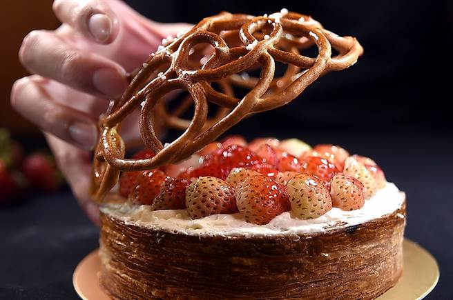 〈L.Z.DESSART〉所有的蛋糕與甜點都是「手作藝品」，以大甲芋頭為內餡的蛋糕〈黛芋〉，用千層派皮環繞，再用編織狀的泡芙覆蓋，以繁複工序創造多層口感。（攝影／姚舜）