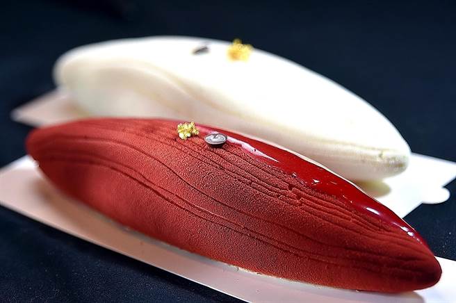 以大海鯨魚身形製作蛋糕，紅色的叫〈赤潮〉、白色的是〈泊流〉，前者以紅瑰露和野莓增艷提味，後者則有蜜漬檸檬的酸甜，外層並用閃亮的巧克力淋面與鯨魚的腹摺呼應。（攝影／姚舜）