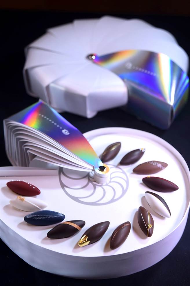 〈L.Z.DESSART〉的魚形巧克力禮盒，是陳立喆以鸚鵡螺造形發想設計，珍珠白的盒身並有七彩雷射炫光，優雅與時尚兼具。（攝影／姚舜）