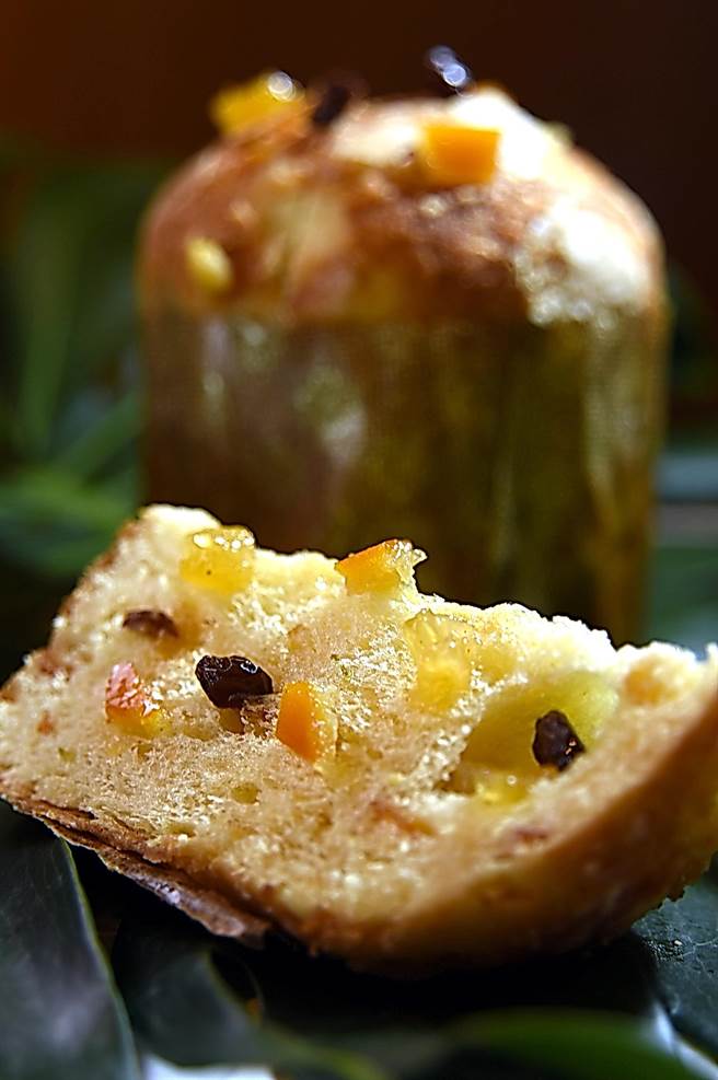 口感介於麵包與蛋糕間的〈L.Z.義式水果托尼〉，內有以台灣古法封罐蜜漬的柳橙、檸檬、鳳梨與葡萄果乾。（攝影／姚舜）