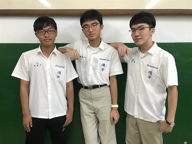 雄中學生吳彥寬（右起）、顏睿谷、曾鼎元揪團玩密室逃脫，3人如願上台大醫。（柯宗緯攝）