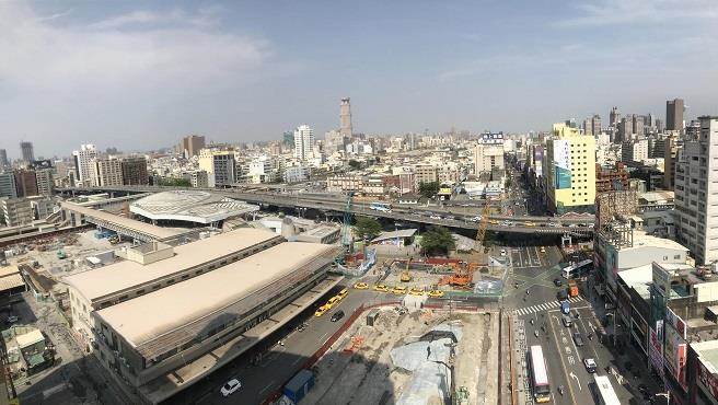 高雄鐵路地下化如火如荼趕工中，左下為高雄火車站現況。（資料照/柯宗緯攝）