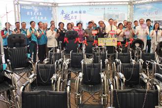 謝言信謝林玉鶯基金會捐贈彰化基督教醫院212台輪椅
