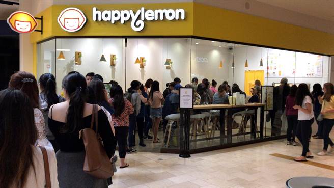 雅茗天地集團茶飲品牌「快樂檸檬 」成功打進美國西雅圖開門市，單日營收是大陸單店5倍，且門市人龍不斷。(圖／雅茗天地集團)