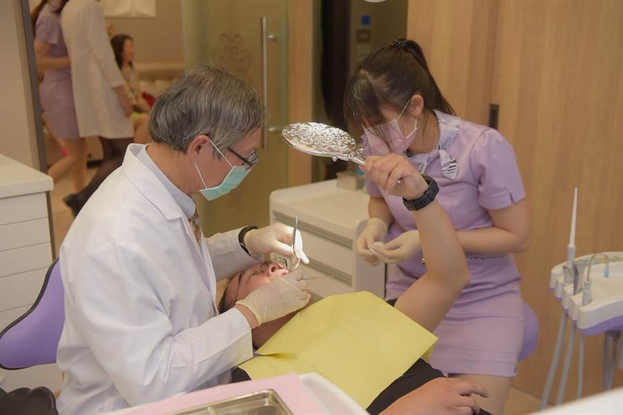 頂級牙醫診所犒賞父親辛勞，免費提供爸爸們牙齒健檢。（柯宗緯攝）
