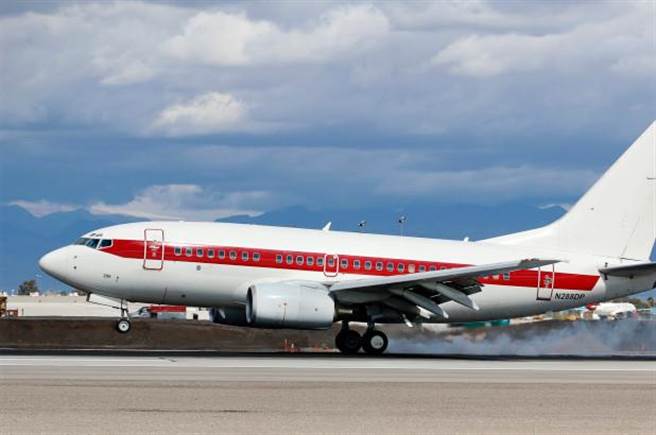 担任51区人员运送业务的珍妮特航空737班机，除了一道红色涂装以外，几乎没有特徵。(图/youtube)