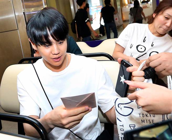 HIGHLIGHT成員梁耀燮10日抵台，接機粉絲紛紛送上卡片及禮物。（范揚光攝）