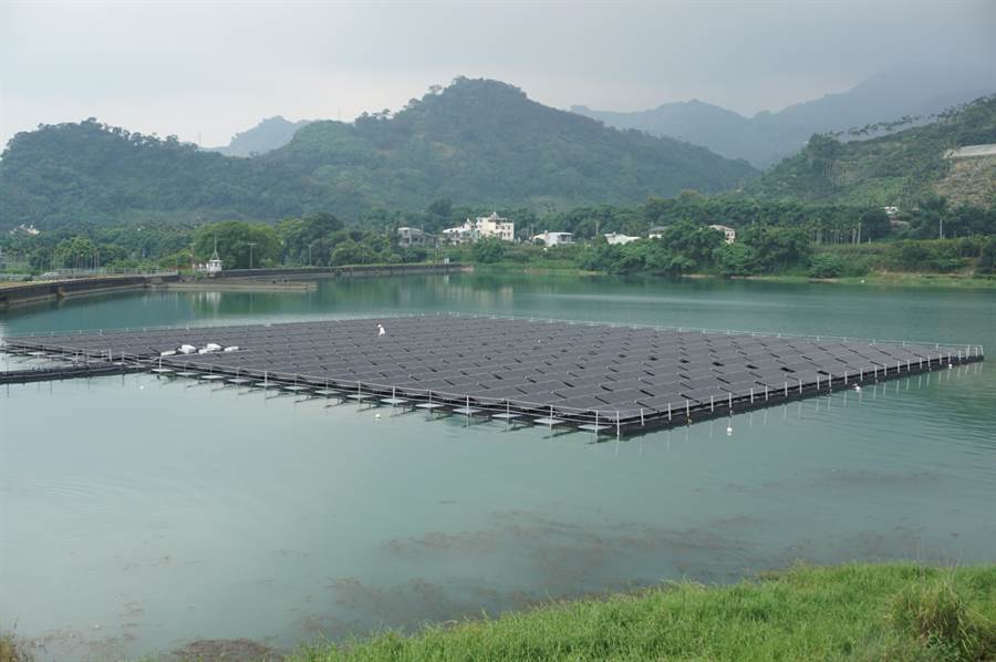 馬鞍後池水上光電站，設置1040片太陽能板，靜靜地吸納陽光能量，轉化為電能，面積約3000平方公尺，頗為壯觀。（王文吉攝）