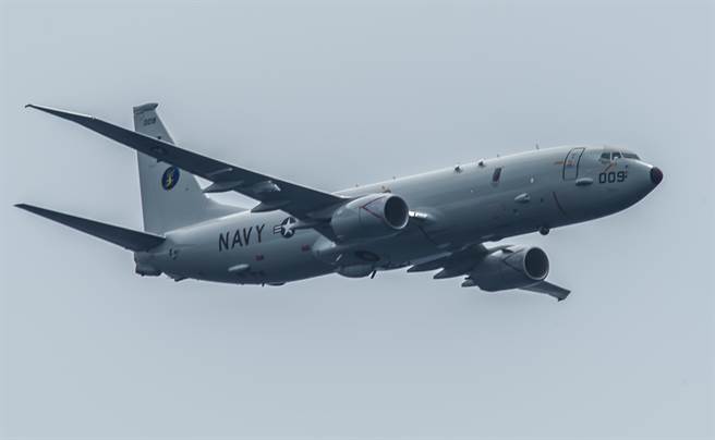 一架美国海军P-8A「海神」反潜巡逻机在太平洋上空飞行的画面。（美国海军）