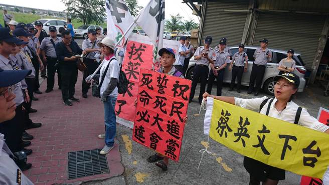 民進黨授旗誓師大會在台中市舉行，陳抗民眾舉旗幟及看板表達訴求，警方出動維持秩序。（陳淑芬攝）