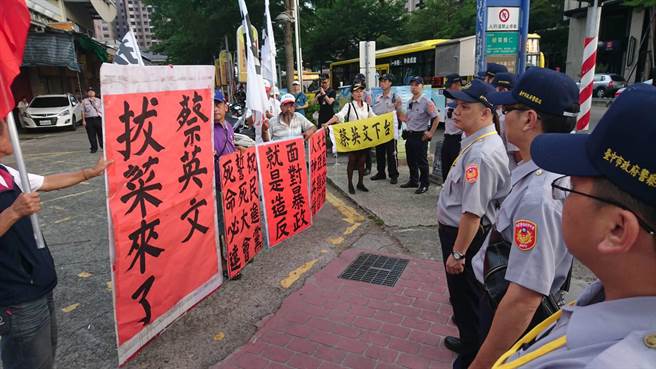 民進黨授旗誓師大會在台中市舉行，民眾到場表達訴求。（陳淑芬攝）