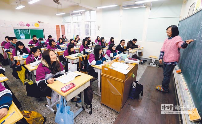 教育部课纲审查会议将高中歷史的「中国史」併入「东亚史」，引发外界质疑政治意识作祟，陆学者则痛批这是文化台独「大跃进」。图为高中生上课情形。（本报资料照片）