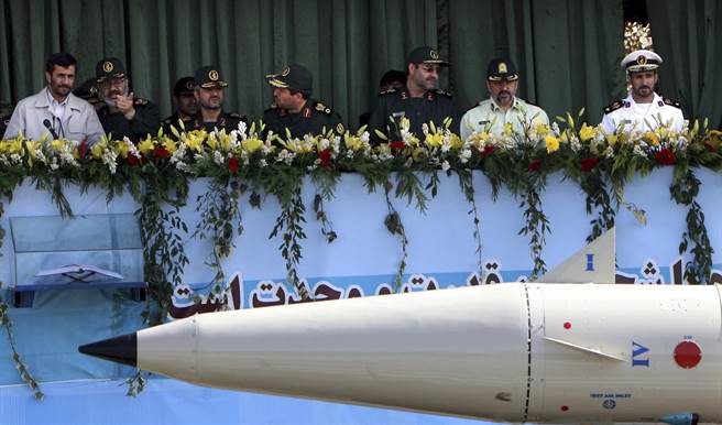 伊朗为两伊战争获胜纪念日举行大规模阅兵，图中是征服者-110型弹道导弹在阅兵式中通过观礼台。（图／美联社）