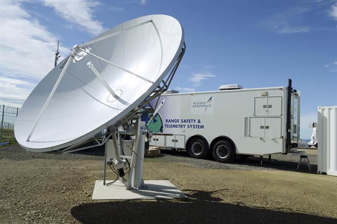 商業衛星成本低、數量多，但是要收集訊息轉為軍事用途有相當難度。圖為阿拉斯航太公司的通訊衛星活動型地面接收站。（圖／美聯社）