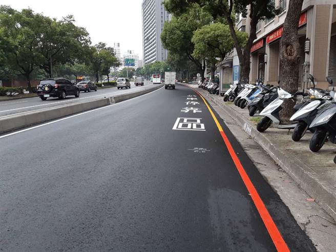 台中市政府建设局8月初进行台湾大道四段机慢车道福安路至国际街路平工程，全长约4400公尺已完工。（卢金足翻摄）