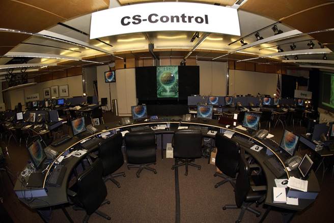 美國國土安全部曾在布希政府時期進行名為「網路風暴」的模擬戰爭遊戲，發現一旦敵方進行網路戰，將快速癱瘓美國的整體防衛力量。 圖為「網路風暴」的檔案照片。（圖／美聯社）