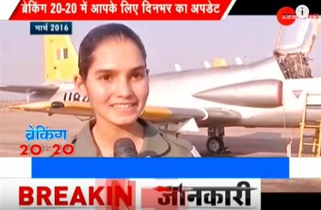 印度空軍首位女性戰鬥機飛行員、年僅25歲的Avani Chaturvedi。(YouTube截圖)
