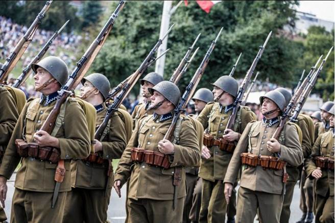 波蘭士兵參加建軍節遊行。(圖/路透)
