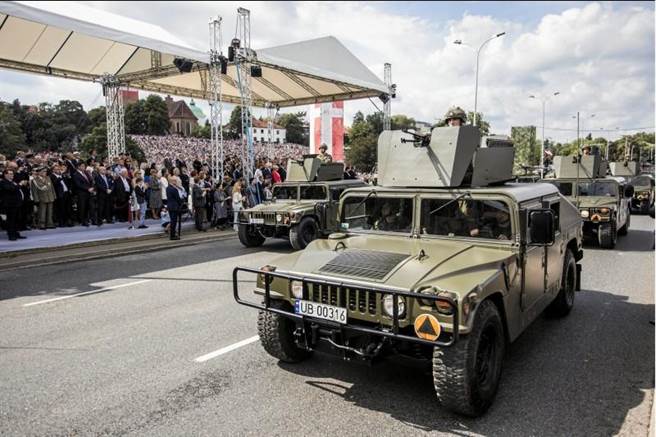波蘭民眾在遊行現場觀看軍機表演。(圖/路透)
