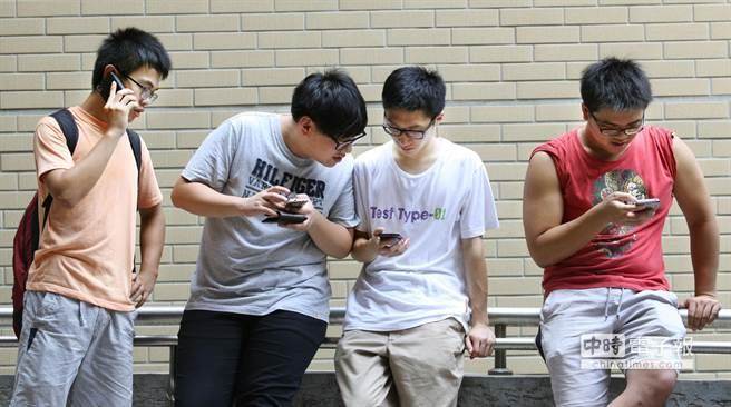 金車教育基金會2015年年中調查，台灣有近8成6的學生擁有行動電話，且95％是智慧型手機；7成學生1天使用手機2小時以上，2成學生高達8小時；5成以上學生每月通話費不到500元，近1成超過1000元。（王錦河攝）
