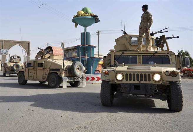 阿富汗安全人員正在巡邏加茲尼市。(圖/美聯社)