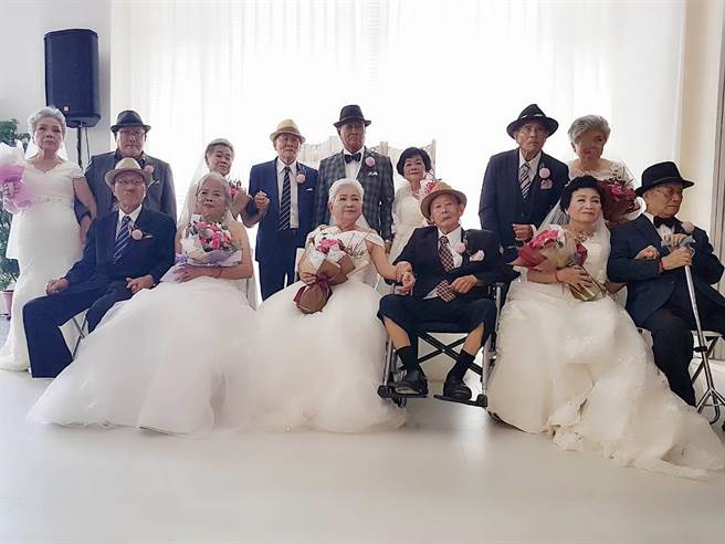 弘道老人福利基金會17日於台中市南屯區目沐影像空間，幫7對平均80歲夫妻拍攝婚紗照，阿公阿嬤彷彿回到當年結婚的心情，幸福全掛在臉上。（張妍溱攝）