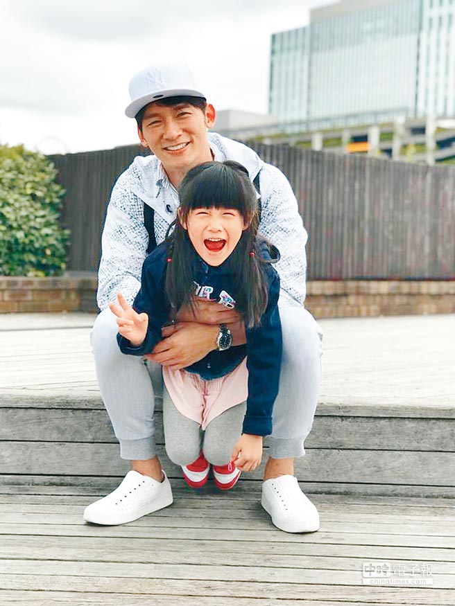 溫昇豪有了女兒小晴天，當了爸爸後更能體會父母的辛勞。（取材自臉書）