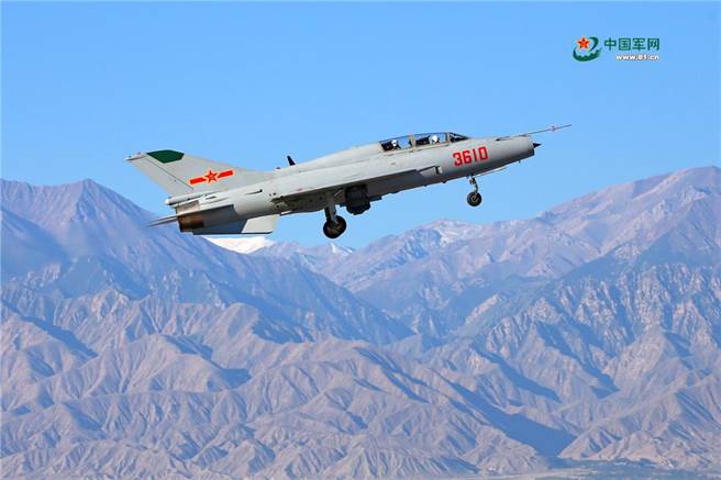 新飛行員在教官陪同下，駕駛殲教-7進行首飛。(圖/中國軍網)