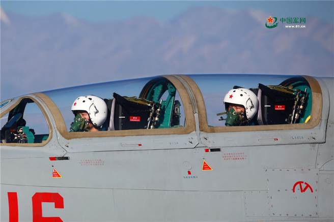 新飛行員在教官陪同下，駕駛殲教-7進行首飛。(圖/中國軍網)
