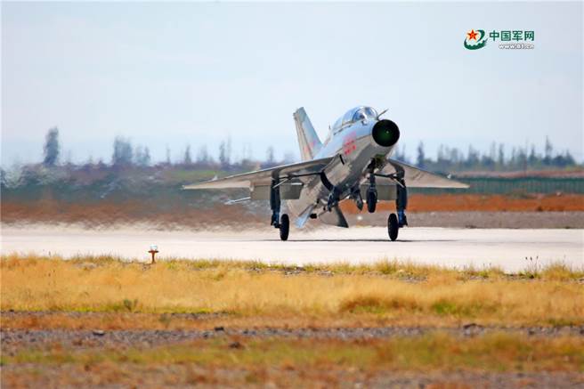 新飛行員在教官陪同下，駕駛殲教-7進行首飛。(圖/中國軍網)
