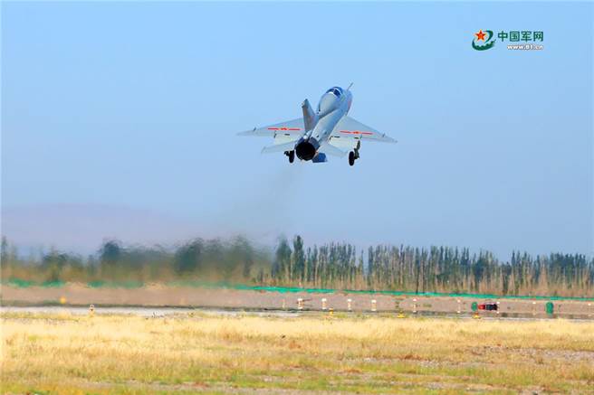 新飛行員在教官陪同下，駕駛殲教-7進行首飛。(圖/中國軍網)
