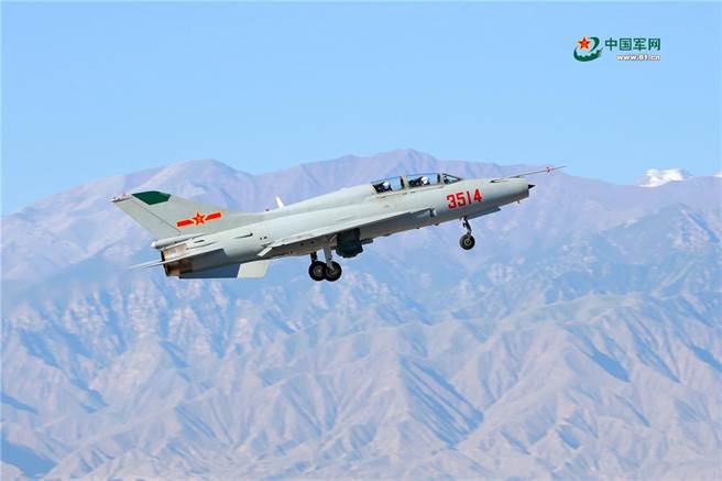 新飛行員在教官陪同下，駕駛殲教-7進行首飛。(圖/中國軍網)
